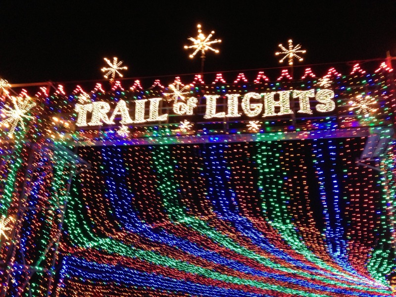2012/12(Dec)/10(Before Christmas Fun)/800x600_2012-12-21 12 Trail of Lights.jpg